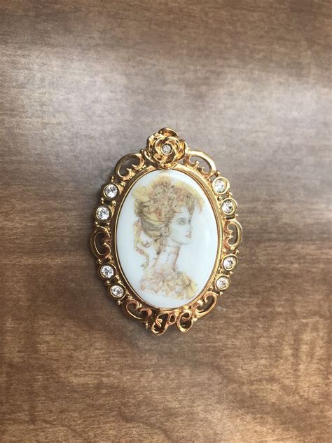 Vintage Avon Cameo Brooch Award Pin Golden Tone Gib Gem