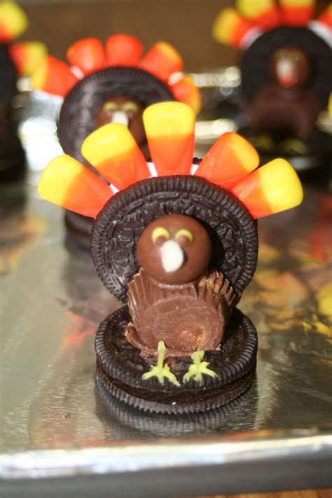Find ideas for paper turkeys, wreaths, centerpieces, and so much more. Cute Thanksgiving Treats!--a neat twist on something ...