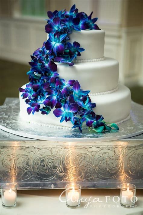 to give an idea of the color of your cake the other pic is the rustic design of the icing