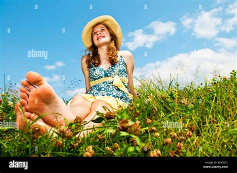 Junge Teenager Mädchen Sitzen Auf Sommerwiese Barfuß Stockfotografie Alamy