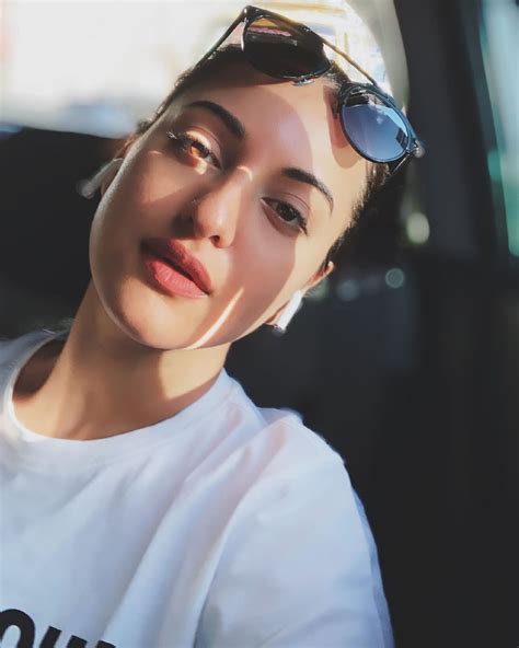 Sonakshi Sinha Birthday Special These Photos Of The Actress Prove That She Is A Queen Of Selfies