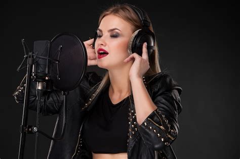 Retrato De Una Bella Mujer Cantando En El Micrófono Con Auriculares