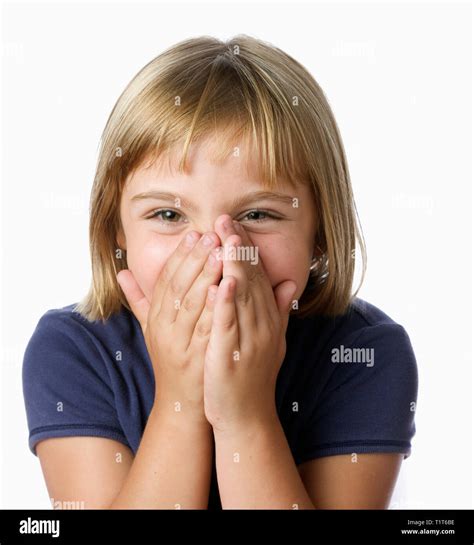 Blond 7 Jähriges Mädchen Lachend Mit Der Hand über Den Mund
