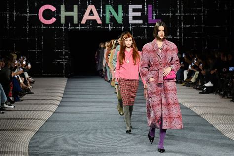 Défilé Chanel Automne Hiver 2022 Hommage à Liconique Tailleur En