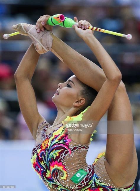 Unikatowe, personalizowane i ręcznie robione przedmioty z swetry naszych sklepów. Russian gymnast Dina Averina performs her clubs routine at the 2017... (con imágenes) | Ritmica ...