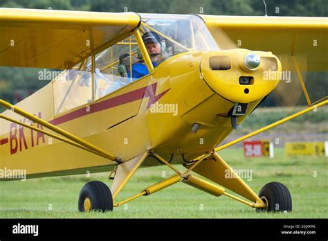 Plane Airplane Aviation Piper Hi Res Stock Photography And Images Alamy