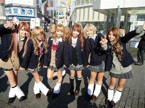 16 Photos Of Japanese School Girls Wearing Miniskirts In Freezing