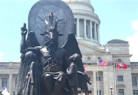 Satanic Temple Unveils Giant ‘baphomet Statue At Arkansas State