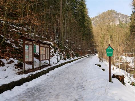 Soutěska schwedenlöcher se nachází nedaleko od městečka rathen v národním parku saské švýcarsko, kde propojuje údolí amselgrund s vyhlídkovým skalním útvarem bastei. Wanderung: Bastei, Felsenburg Neurathen, Amselgrund ...