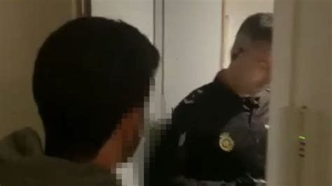 El vídeo viral de la Policía entrando en un piso en el confinamiento