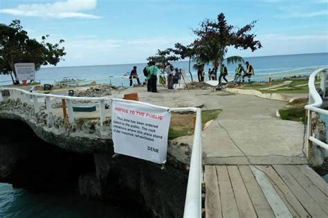 Boracay Resort Demolishes Own Illegal Viewing Deck Amid Island Cleanup