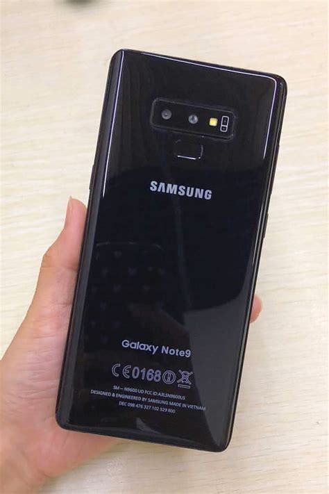 Smooth to touch, the glass back, as expected, invites finger. Samsung Galaxy Note 9 Pictures, Official Photos - WhatMobile