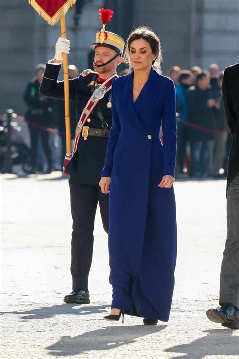 Doña Letizia Con Vestido Blazer Largo Azul En La Pascua Militar 2020