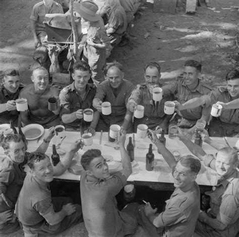 28 Vintage Photographs Of Troops Celebrating The Holidays During World