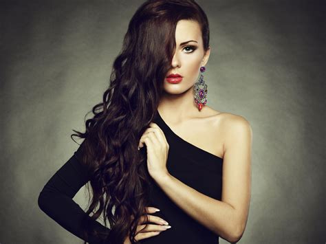 Makeup Fashion Girl Red Lips Long Hair Earrings Shoulder Black