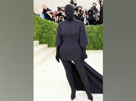 Met Gala 2021 Kim Kardashian Steals Spotlight With Her Black
