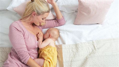 7 posturas recomendadas para darle pecho al bebé FisioOnline