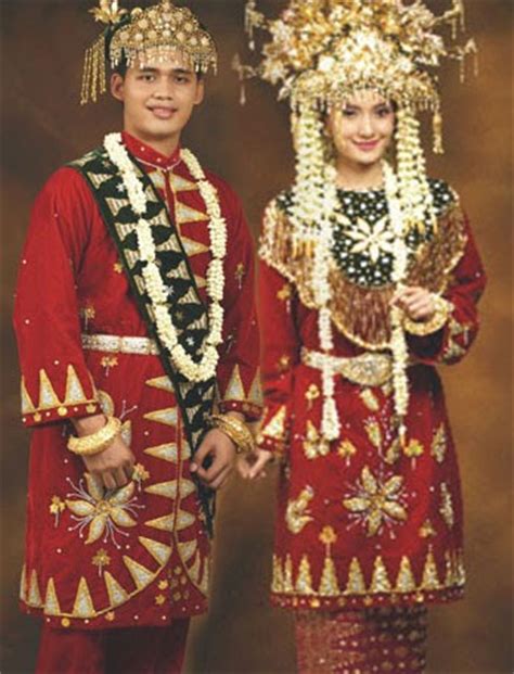 Pesta menuai disambut sepanjang bulan mei walaupun perayaan ini hanya pada 30 dan 31 mei. Pakaian Adat Tradisional Bangka Belitung