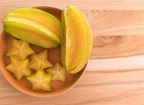 Las hojas son de color cobrizo, presentando las más adultas un color verde intenso. Carambola: conheça os benefícios e aprenda 6 receitas com ...