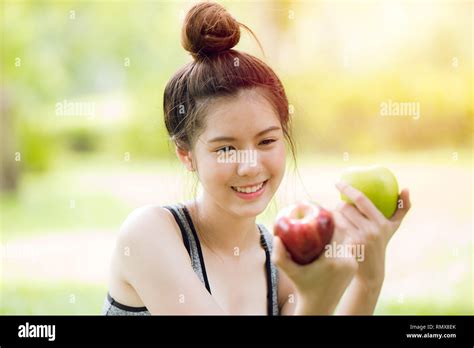 Girl Green Apple Hi Res Stock Photography And Images Alamy