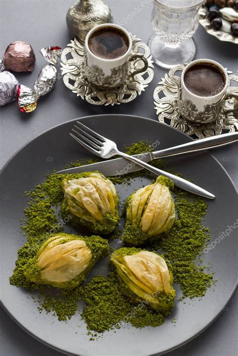 Mussel en forma de panadería turca especial en platos grises con nueces