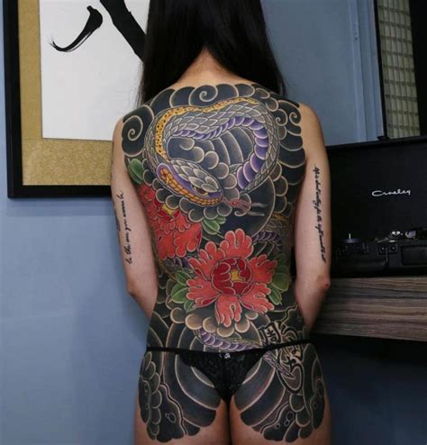 Тату с переводом для девушек на спине фото Татуировки на спине для девушек Фото эскизы