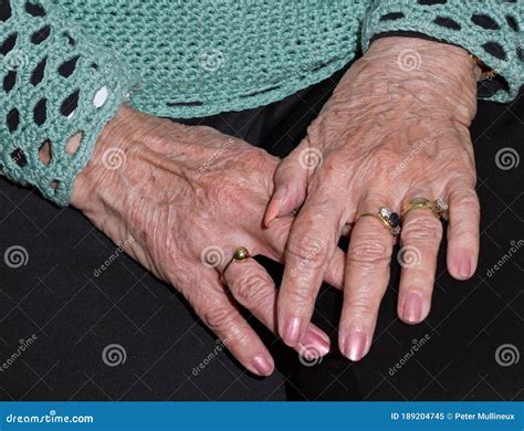 Mains D Une Femme De 80 Ans Image Stock Image Du Femme Doigts 189204745