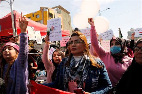 iraqi women lead baghdad protests following cleric s calls for segregation al arabiya english