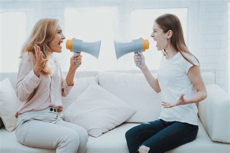 Pelea Entre La Madre Y La Hija En El Sitio Blanco Foto De Archivo