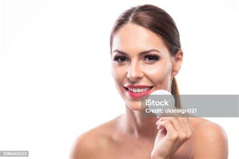 Wanita Percaya Diri Yang Sehat Dalam Proses Penghapusan Makeup Foto Stok Unduh Gambar Sekarang