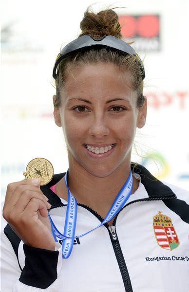Háromszáz méternél aztán ritmust váltottak a fehéroroszok, és egy ideig úgy tűnt, a világbajnoki és olimpiai címvédő magyaroknak ezúttal a második hely jut, de a hajrában nekik is sikerült egy magasabb sebességi fokozatba kapcsolniuk, és. Tíz hónap eltiltás két magyar kajakosnak drogfogyasztás miatt