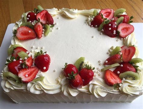 It's not often that i bake with prepackaged cake mixes, but i'm certainly not against using them. Strawberry cake | Dekorowanie ciastek, Piękne ciasta, Desery