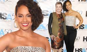 Alicia Keys Pays Tribute To Her Mother As They Accept A Joint Award At