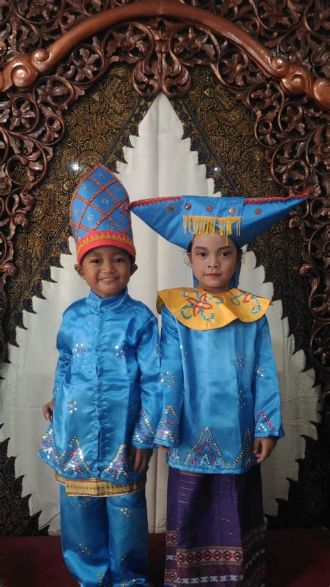 Baju adat indonesia daerah ntt anak. Baju Adat Minangkabau Anak Perempuan