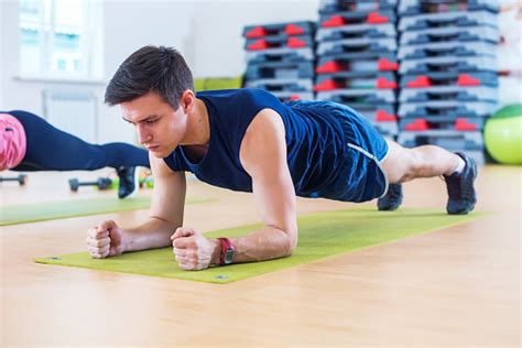 Latihan Kebugaran Pria Sporty Sporty Melakukan Latihan Papan Di Gym