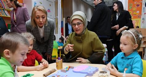Bayraktaki görüntüler halkın tarihini yansıtıyor, ulusal bir fikir taşıyor. Emine Erdoğan Macaristan'da anaokulu açtı - Gündem Haberleri