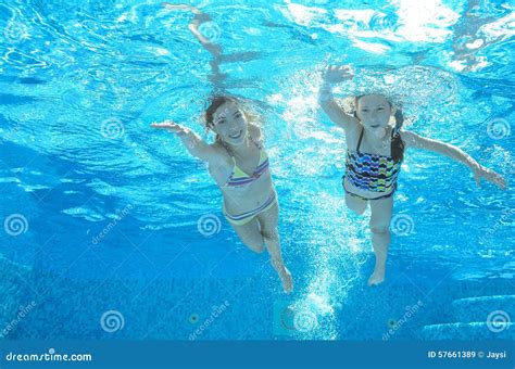 Los Niños Nadan En Piscina Bajo El Agua Las Muchachas Se Divierten En