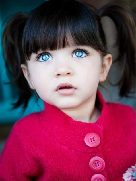 Dark Hair And Blue Eyes This Little Girl Is Beautiful Crianças