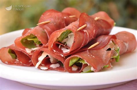 La ricetta dell'antipasto degli involtini di bresaola ricotta e pesto alla rucola è un fresco antipasto che potrete preparare in ogni occasione anche per le feste di natale. Ricetta - Involtini di bresaola e rucola - Le ricette ...