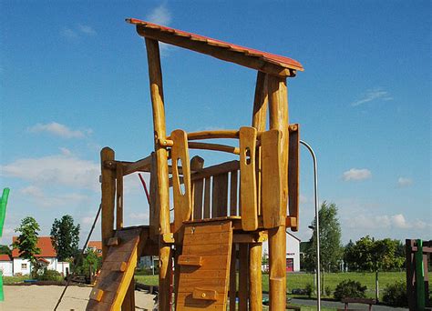 Spielturm Mit Kletterwand Aus Robinie Ziegler Spielplätze