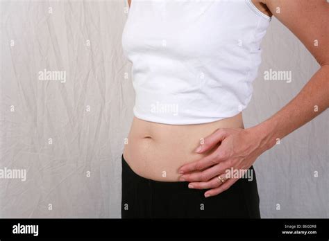 Primer Plano De Una Mujer Embarazada Estómago Golpee A Las 8 Semanas De
