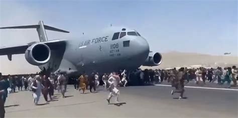 ویدیو سقوط هفت نفر آویزان به هواپیمای غول پیکر آمریکایی در آسمان کابل