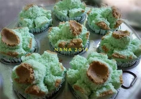 Steamed tart) is an indonesian and malaysian traditional snack of steamed sponge cupcake. Resep Bolu kukus pandan (mekar tanpa soda tanpa bp) oleh ...