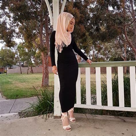 black maxi dress with blush sandals and hijab little to tight check out esma