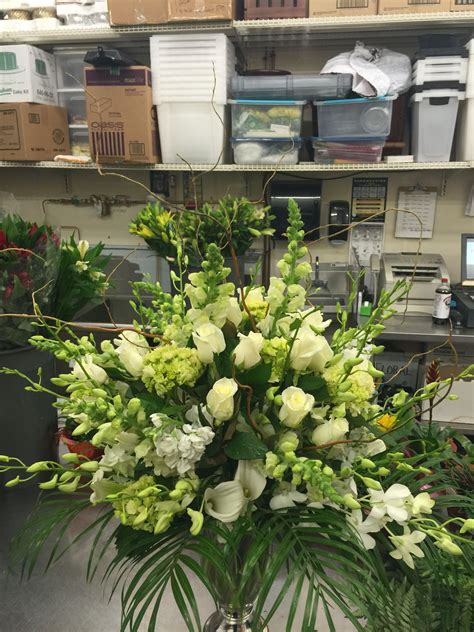 White floral arrangement | White floral arrangements, Floral arrangements, Floral