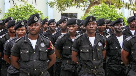 Polícia Angolana Expulsa 127 Efectivos
