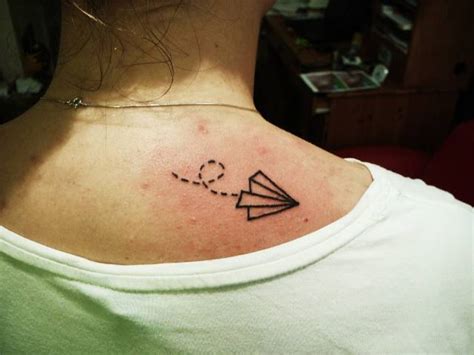 Naneste na tetování malé množství dětského oleje. TattooSuder.cz - tetování malé motivy