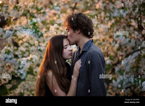 Jeune Couple Amoureux Sembrasser Les Yeux Fermés Photo Stock Alamy