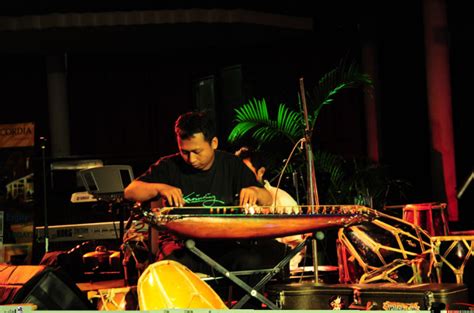 Angklung adalah alat musik multitonal (bernada ganda) yang berkembang secara tradisional pada masyarakat sunda di pulau jawa bagian barat. 11 Alat Musik Tradisional Khas Jawa Barat-Salah Satunya Angklung Dan Calung - Aneka Budaya Indonesia