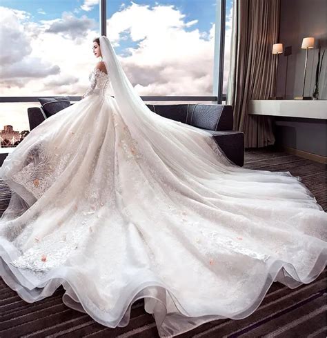 Luxury Wedding Dress 2018 Half Sleeve Gorgeous Bridal Gown Royal Train